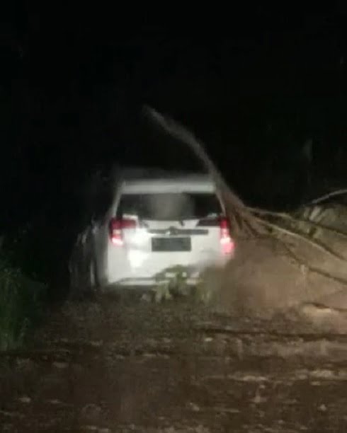Diduga Ditinggal Pemilik, Mobil Sienta Tertimbun Longsor Di Talu