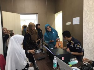 Ketua PKK Pasbar Titi Hamsuardi Apresiasi Layanan Paspor di Kantor Kesbangpol