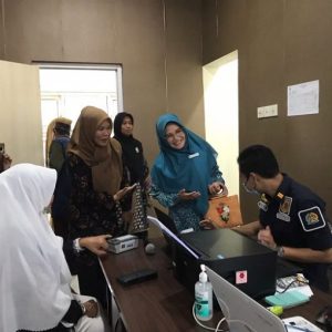 Ketua PKK Pasbar Titi Hamsuardi Apresiasi Layanan Paspor di Kantor Kesbangpol