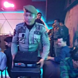 Menyalahi Izin yang dimiliki, Satpol PP Padang Sita Sound Sistem Kafe “SP”