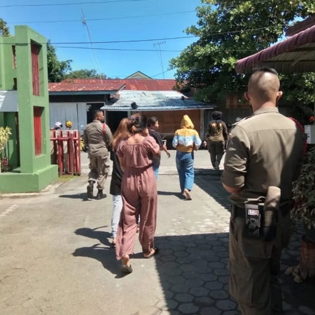 Muda Mudi yang diamankan Petugas disebuah Wisma Kawasan Padang Selatan diserahkan ke Dinas Sosial
