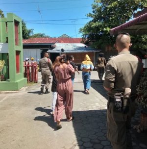 Muda Mudi yang diamankan Petugas disebuah Wisma Kawasan Padang Selatan diserahkan ke Dinas Sosial