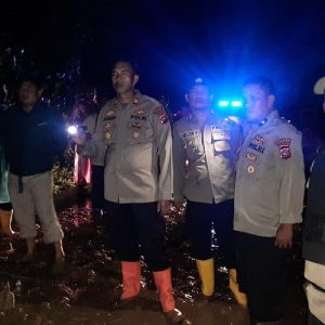 Personel Polsek Talamau Disiagakan Di Lokasi Bencana Tanah Longsor Polongan Anam Talu