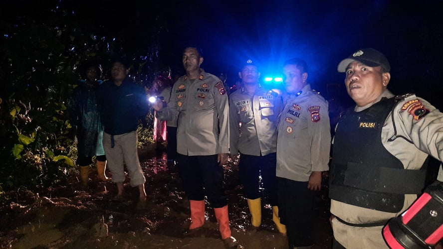 Personel Polsek Talamau Disiagakan Di Lokasi Bencana Tanah Longsor Polongan Anam Talu