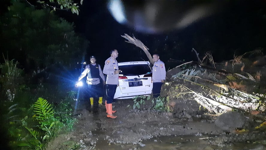 Personel Polsek Talamau Disiagakan Di Lokasi Bencana Tanah Longsor Polongan Anam Talu