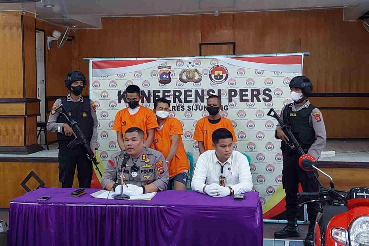 Satuan Reserse Kriminal Polres Sijunjung Menangkap Dua Orang Pelaku Curanmor dan Dua Orang Pelaku Persetubuhan Anak