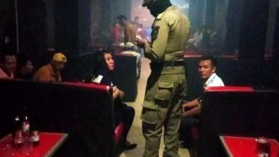 Belasan Pemandu Lagu Kafe Karaoke di Kawasan Pondok diamankan Satpol PP Kota Padang