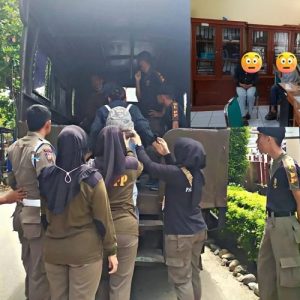 Hendak Mencari Pelanggan melalui Aplikasi, Dua Perempuan yang Membawa Anak mereka Masih Balita Berhasil Diamankan Satpol PP Padang