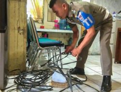 Satpol PP Padang Temukan Aliran Listrik Illegal yang Dipasang oleh Oknum di bibir Pantai Cimpago