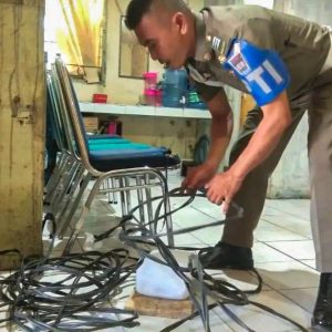 Satpol PP Padang Temukan Aliran Listrik Illegal yang Dipasang oleh Oknum di bibir Pantai Cimpago