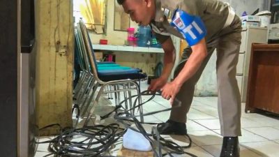Satpol PP Padang Temukan Aliran Listrik Illegal yang Dipasang oleh Oknum di bibir Pantai Cimpago