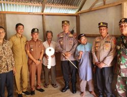 Setelah Melakukan Bedah Rumah, Kapolres Pasaman Barat Serahkan Kunci Rumah Secara Simbolis Kepada Ibu Darma