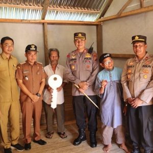 Setelah Melakukan Bedah Rumah, Kapolres Pasaman Barat Serahkan Kunci Rumah Secara Simbolis Kepada Ibu Darma