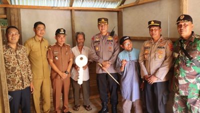 Setelah Melakukan Bedah Rumah, Kapolres Pasaman Barat Serahkan Kunci Rumah Secara Simbolis Kepada Ibu Darma