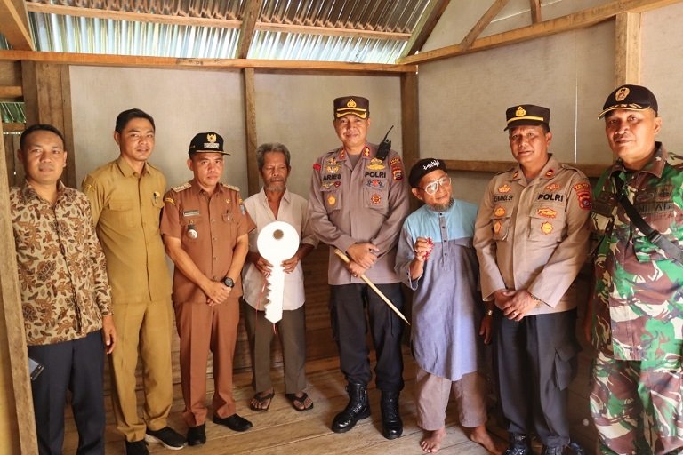 Setelah Melakukan Bedah Rumah, Kapolres Pasaman Barat Serahkan Kunci Rumah Secara Simbolis Kepada Ibu Darma