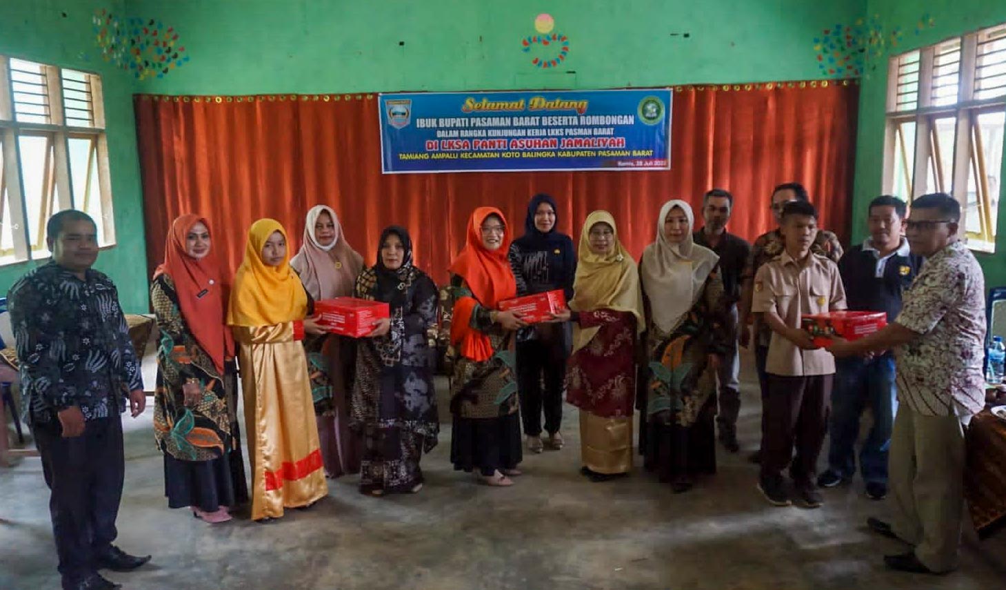 Tiga Panti Asuhan di Kecamatan Koto Balingka Terima Bantuan dari LKKS Pasbar dan Dinsos