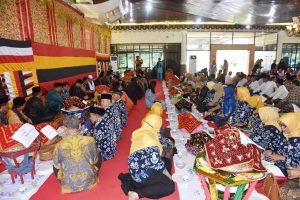 Walikota Pariaman beserta Jajaran dan Tamu Undangan Melakukan Acara Makan Bajamba