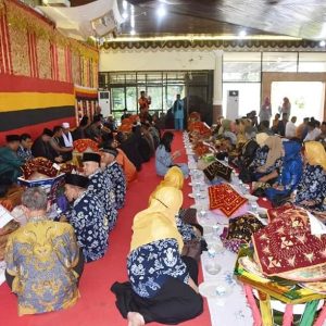 Walikota Pariaman beserta Jajaran dan Tamu Undangan Melakukan Acara Makan Bajamba