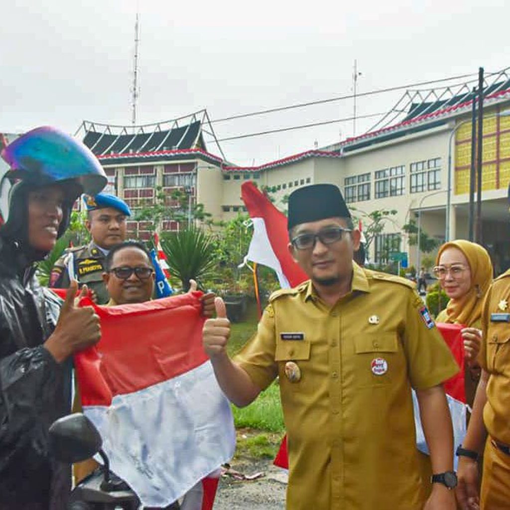 Gerakan Pembagian 10 Juta Bendera Merah Putih Terus Digencarkan di Kota Padang