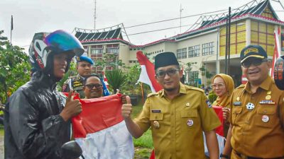 Gerakan Pembagian 10 Juta Bendera Merah Putih Terus Digencarkan di Kota Padang