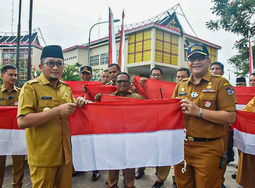 Gerakan Pembagian 10 Juta Bendera Merah Putih Terus Digencarkan di Kota Padang