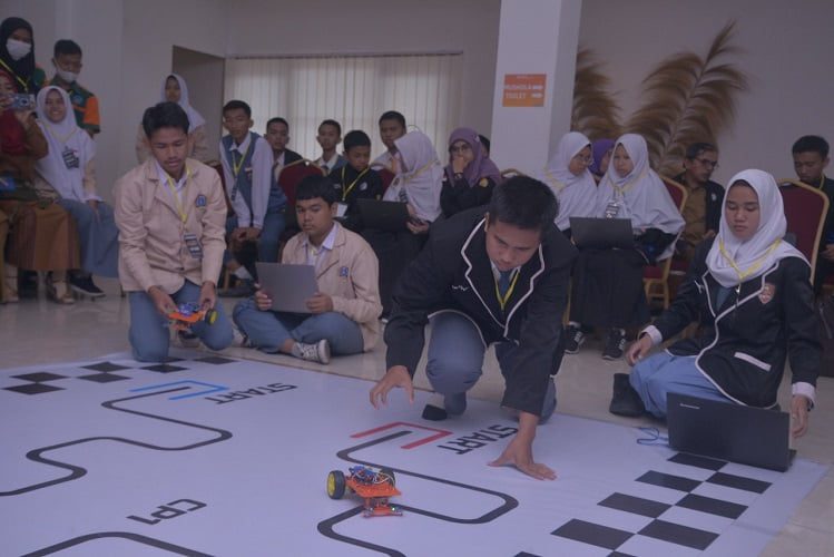 Ikuti Teknologi Untuk Hal Positif, Anak-Anak Sawahlunto Ikuti Lomba Robot