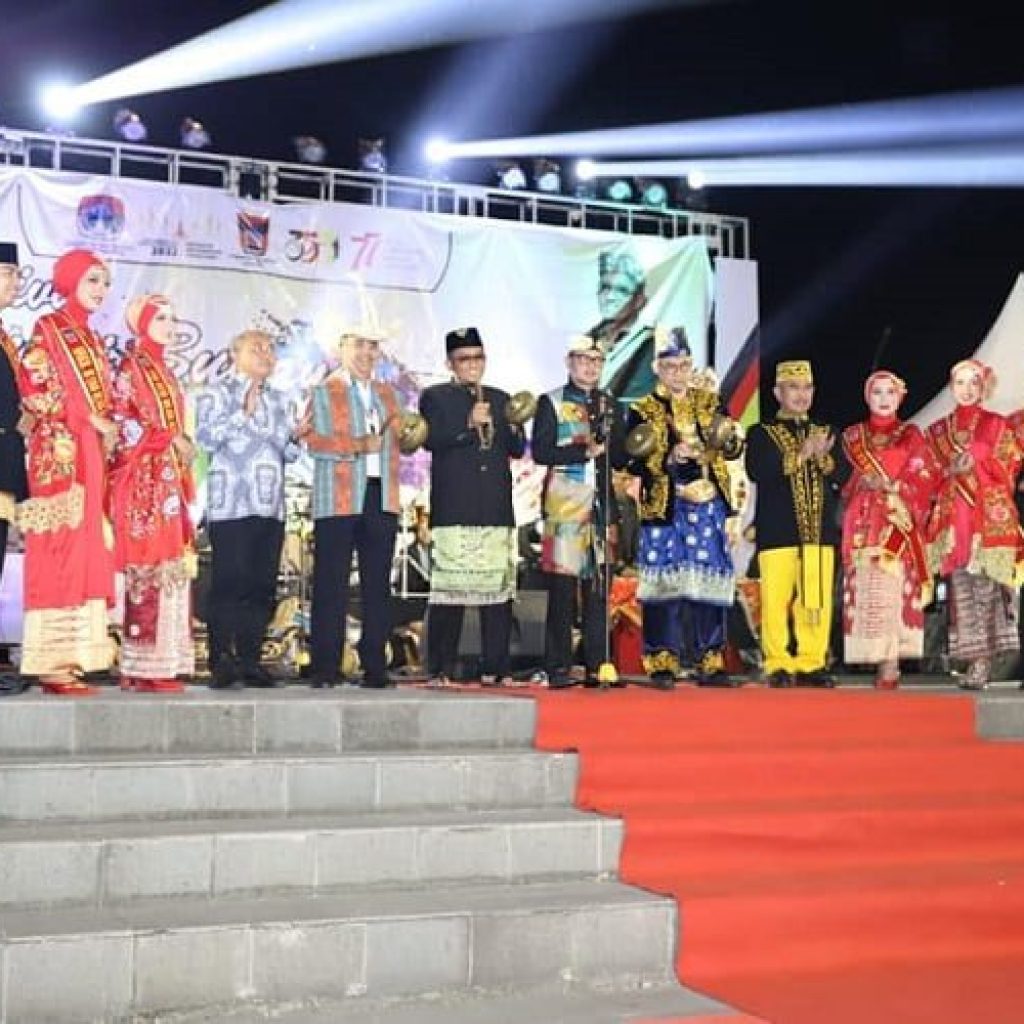 Pawai Budaya Nusantara Saat Rakernas APEKSI XV di Padang