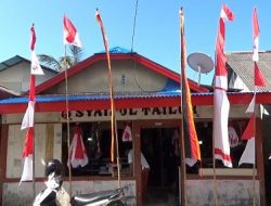 Penjual Bendera di Desa Tuapejat Akui Sepi Pembeli