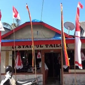 Penjual Bendera di Desa Tuapejat Akui Sepi Pembeli