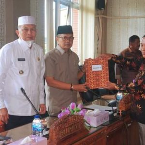 Bupati dan Wakil Bupati Pasbar Hadiri Sidang Paripurna Penyampaian Laporan Komisi Terhadap Perubahan APBD TA 2022