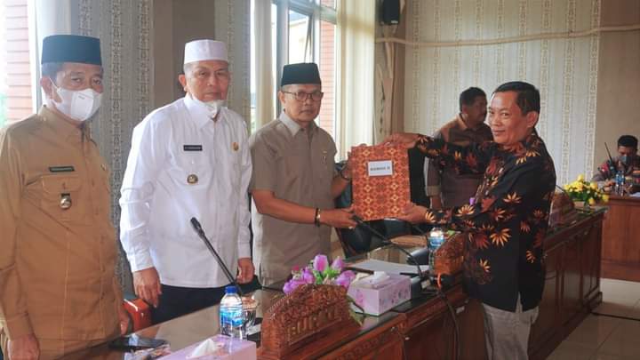 Bupati dan Wakil Bupati Pasbar Hadiri Sidang Paripurna Penyampaian Laporan Komisi Terhadap Perubahan APBD TA 2022