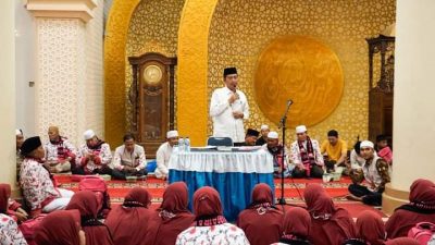 Wabup Risnawanto Lepas 192 Jemaah Umrah PT. Azra Humaira Wisata