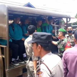 Cegah Aksi Tawuran di Kota Padang, Petugas Mengantarkan Pelajar Pulang ke Rumah Masing-masing