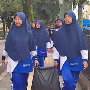 Pontren Kauman Muhammadiyah Gelar Jalan Sehat dan Aksi Bersih Lingkungan