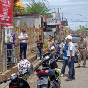 Cegah Kemacetan, Tim Gabungan Lakukan Pemutusan Terhadap Empat Meteran Listrik di Jalan Aru Kota Padang