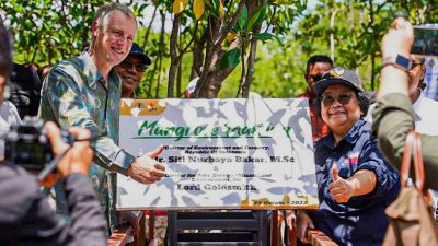 Menteri Siti Nurbaya dan Menteri Zac Goldsmith Menanam Mangrove dan Meninjau Sistem Verifikasi Legalitas Kayu