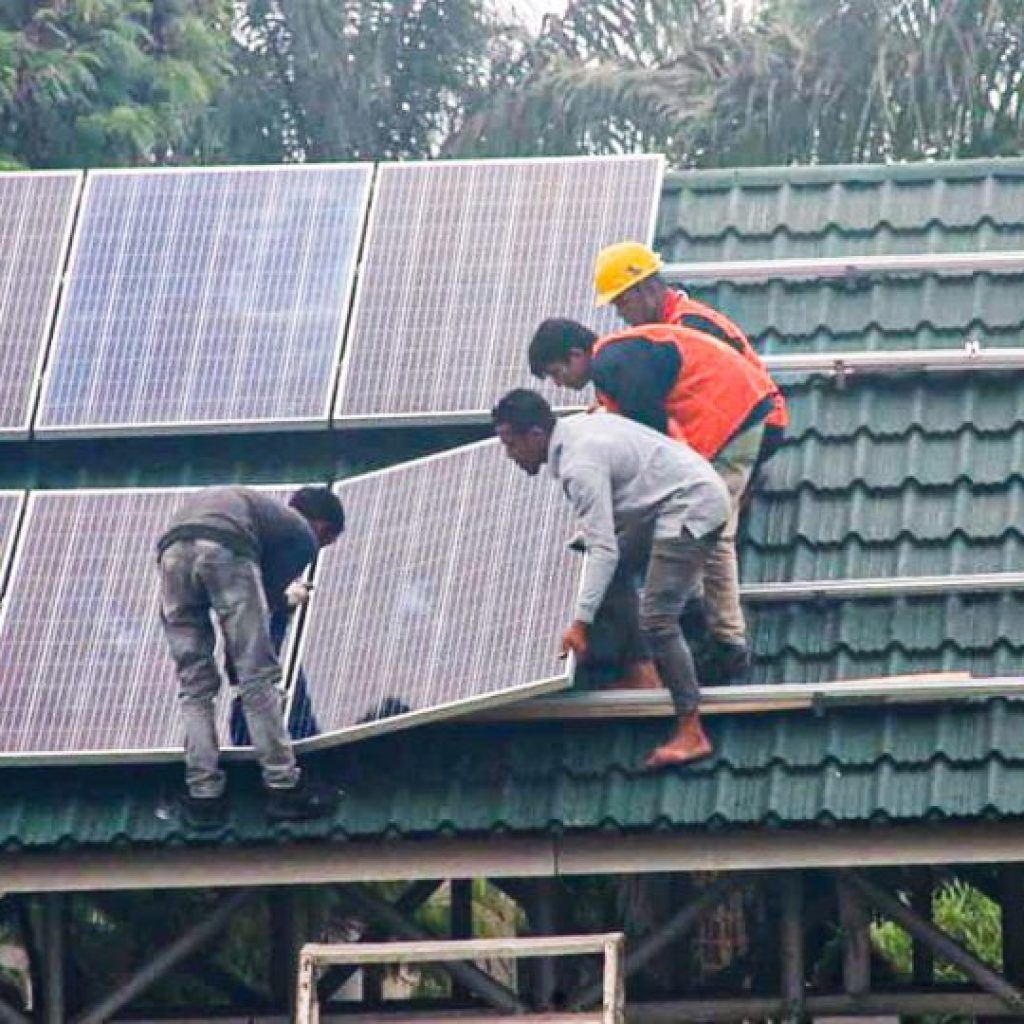 Pemkab Pasbar Terima Bantuan Pembangkit Listrik Tenaga Surya (PLTS) Rooftop dari Dirjen EBTKE Kementerian ESDM