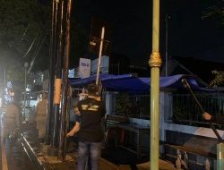 Satpol PP Padang Bongkar Lapak yang Terencana ditinggal Owner diatas Fasum
