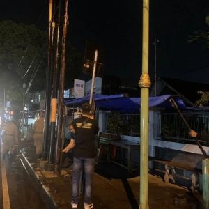 Satpol PP Padang Bongkar Lapak yang Terencana ditinggal Owner diatas Fasum