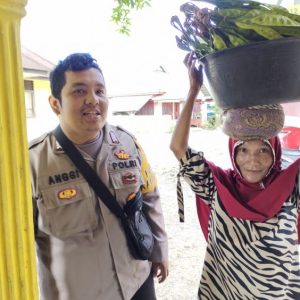 Bhabinkamtibmas Kelurahan Bungus Selatan Kec. Bungus Teluk Kabung Bripka Felmin Anggi Perkuat Silaturahmi dengan Masyarakat