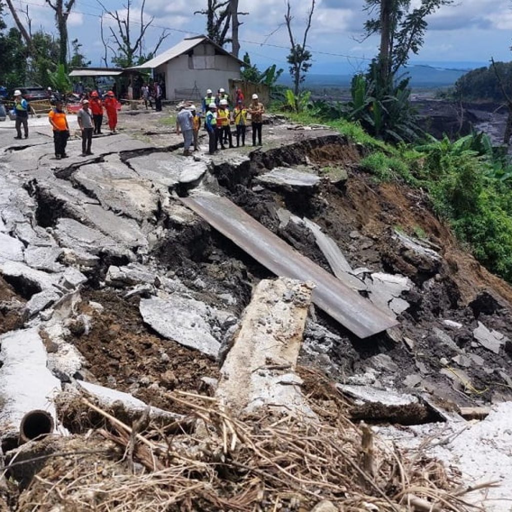 Curah Hujan Tinggi di Lumajang, Jalur Piket Nol Dekat Jembatan Gladak Perak Amblas