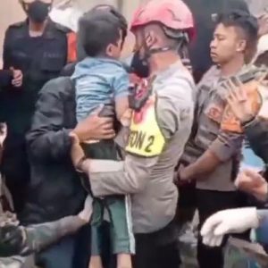 Tiga Hari Tertimbun Runtuhan Akibat Gempa Cianjur, Detik – Detik Video Anak 5 Tahun Berhasil Diselamatkan dalam Kondisi Hidup