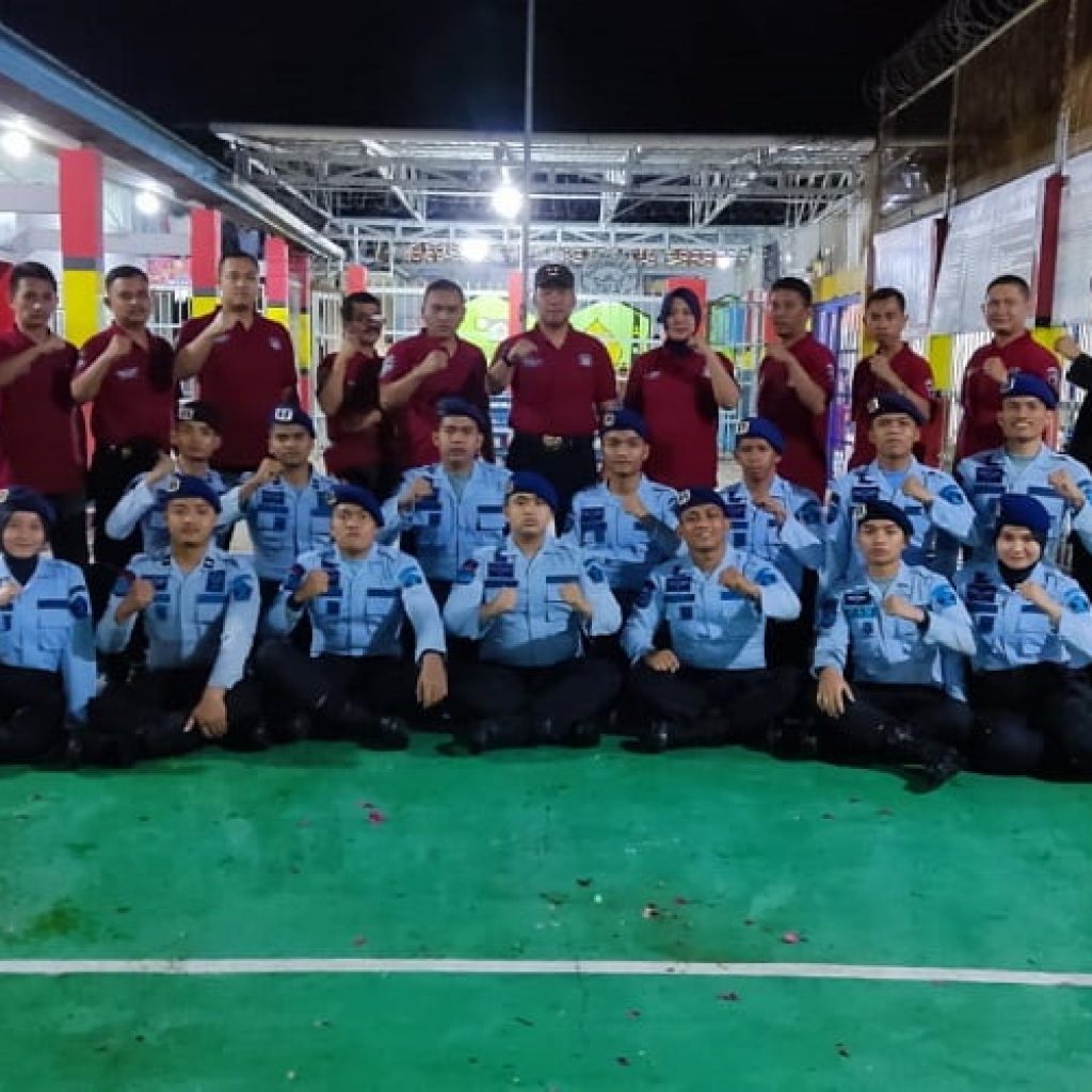 14 orang Pegawai Lapas Kelas III Talu Menjalani Tradisi Pembaretan - Kegiatan Penutupan Akhir Tahun 2022