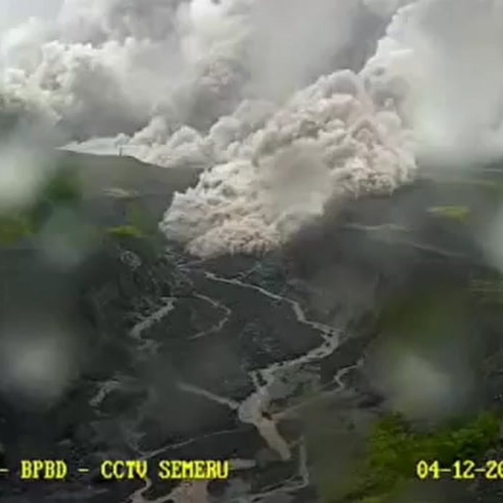 Gunung Semeru Naik Status Menjadi Level IV (Awas)