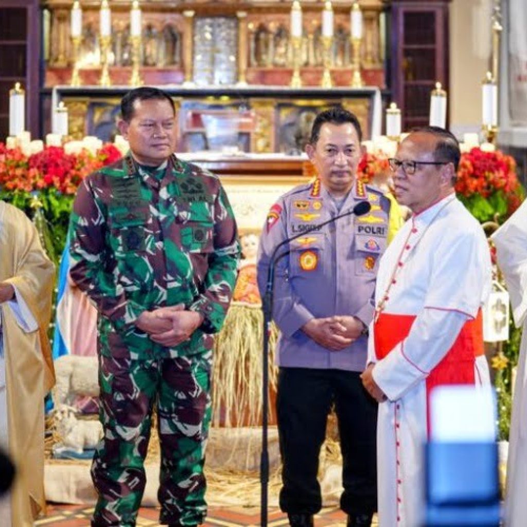 Kapolri Bersama Panglima TNI Tinjau Misa Natal 2022