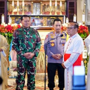 Kapolri Bersama Panglima TNI Tinjau Misa Natal 2022