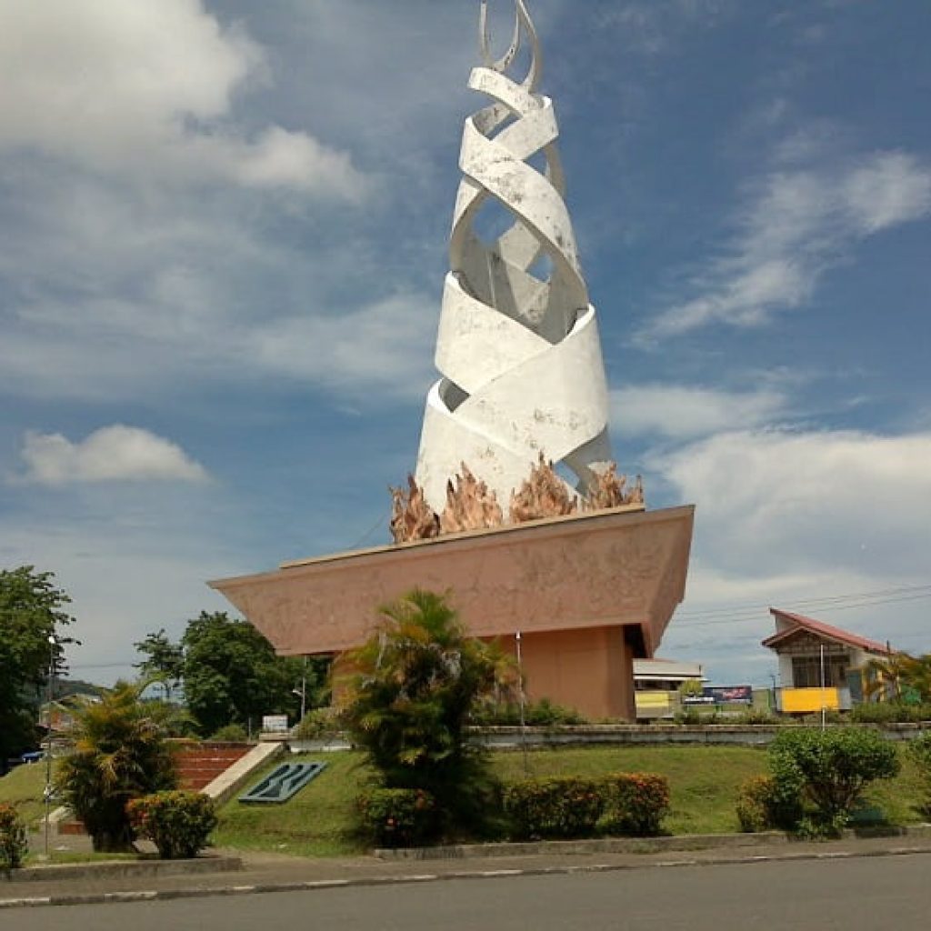 Mengenal Tugu Tigo Tungku Sajarangan atau Tugu Simpang Haru Kota Padang