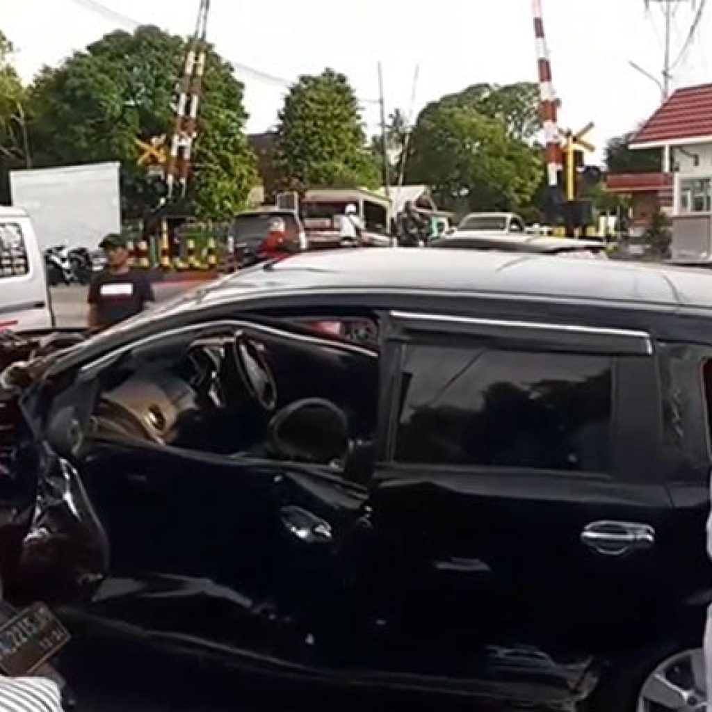 Mobil Minibus Grand Livina Ditabrak Kereta Api Sibinuang di Kota Pariaman