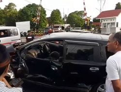 Mobil Minibus Grand Livina Ditabrak Kereta Api Sibinuang di Kota Pariaman