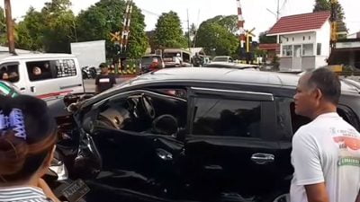 Mobil Minibus Grand Livina Ditabrak Kereta Api Sibinuang di Kota Pariaman